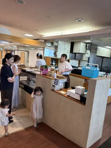 間借りカフェの出店中にカウンターへ並ぶお客様